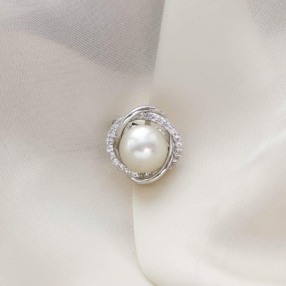 Kerongsang Mutiara Berbentuk Bunga